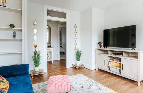 Staunton Apartment | Orchid Suite: Newtown Apartment Walk Downtown