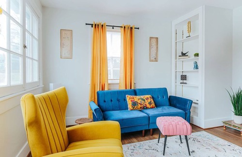 Staunton Apartment | Orchid Suite: Newtown Apartment Walk Downtown