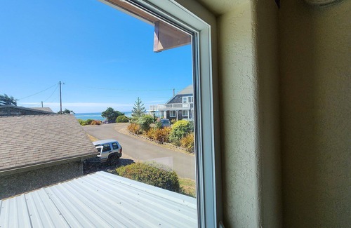 Waldport House | Oregon Coast Container Home, Dog Friendly! Sleeps 4!