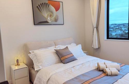 Orewa House | Orewa family holiday house with 3 bed-rooms view on deck near cafe, bush & river
