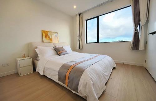Orewa House | Orewa family holiday house with 3 bed-rooms view on deck near cafe, bush & river