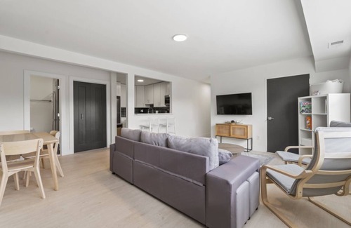 Taylor Run Condo | Original 2BR Condo in Alexandria. Discover the Comfortable