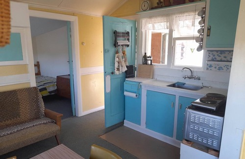 Waikouaiti House | Original Cute Kiwi Crib Near the Beach - sleeps 9