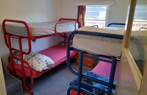 Waikouaiti House | Original Cute Kiwi Crib Near the Beach - sleeps 9