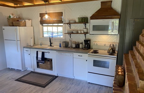 Roebuck Other | Original Family Farmhouse just 2 mins off I-26 & 8 mins from d-town Spartanburg!