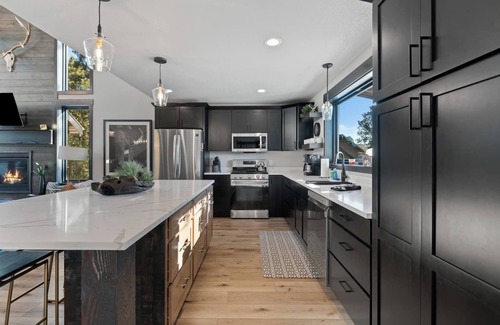 Deadwood House | Original LUXURY On Mountain Time cabin-Powderhouse Pass-Private Hot Tub, scenic views, cozy comfort