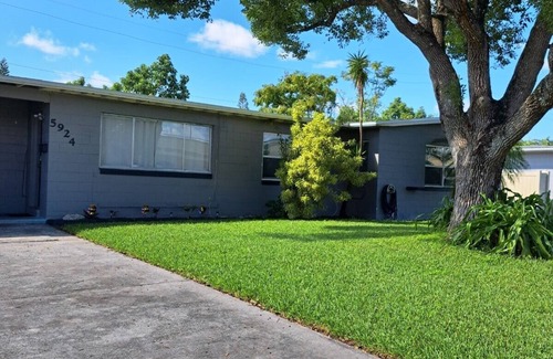 Englewood Park House | Orlando Home is centrally located. Minutes away from the attractions.
