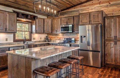 Mineral Bluff Cabin | Oscar & Friends Retreat - Pet Friendly | Arcade Games | Hot Tub