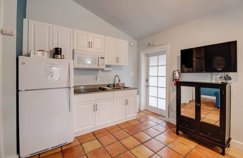 Uptown - Upper Duval Cottage | Osprey Suite | Charming Hideaway, Hot Tubs, Close to Duval!