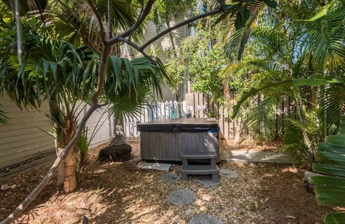 Uptown - Upper Duval Cottage | Osprey Suite | Charming Hideaway, Hot Tubs, Close to Duval!