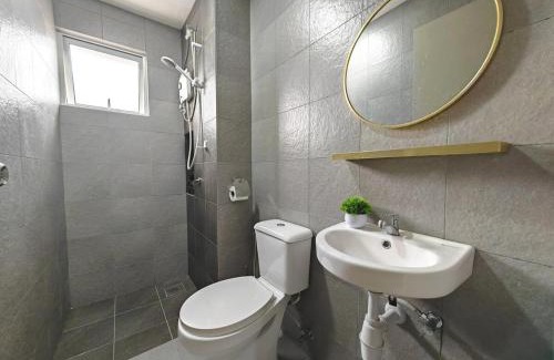Bandar Baru Bangi Apartment | Ostia New Designer Spacious 4 BR w Netflix & Wifi