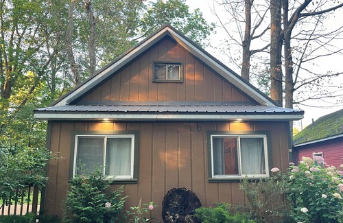 Gaylord House | "Otsego Lake Retreat" Charming 3-bedroom house with WiFi and AC in Gaylord