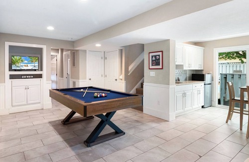 Ocean Sands House | Otter Banks* Walk to Beach* Tiki Bar* Fireplace