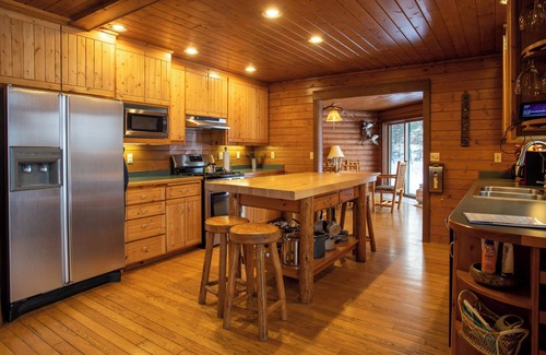 Hayward Cabin | Otter Cove Lodge: Serene Lakefront Retreat w/Kayaks, Fireplaces, & Room for 10