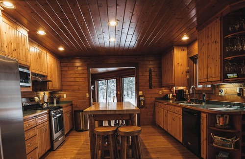 Hayward Cabin | Otter Cove Lodge: Serene Lakefront Retreat w/Kayaks, Fireplaces, & Room for 10
