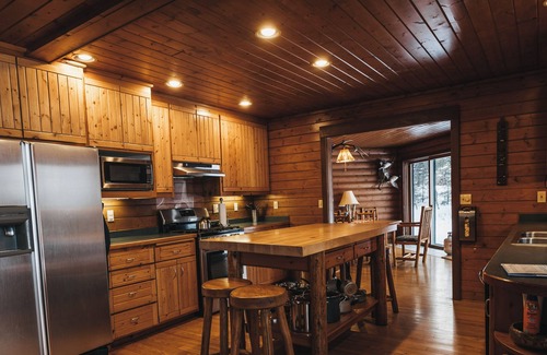 Hayward Cabin | Otter Cove Lodge: Serene Lakefront Retreat w/Kayaks, Fireplaces, & Room for 10