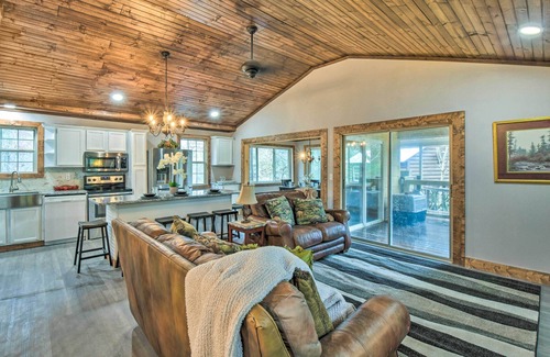 Otto House | Otto Home w/Fire Pit, Tree House & Hot Tub!