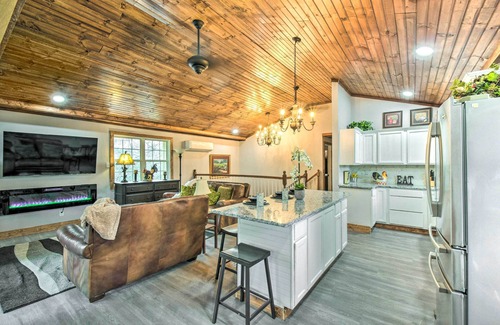 Otto House | Otto Home w/Fire Pit, Tree House & Hot Tub!