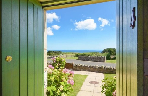 South Charlton Cottage | OTTOLINE COTTAGE, pet friendly, country holiday cottage in Embleton
