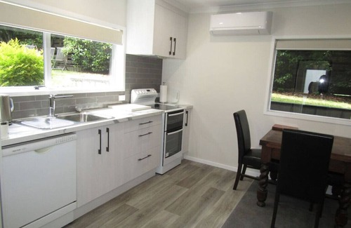 Two Mile Bay Condo | Otupai Getaway - Stylish & newly renovated flat