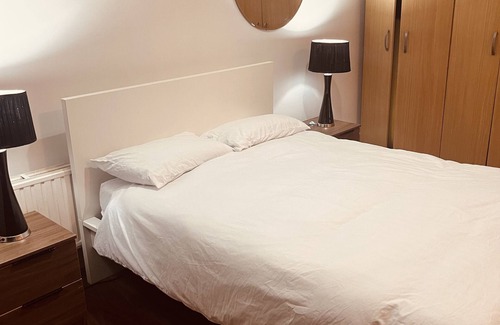 Canning Town North Apartment | Our Apartment is home from home with local amenities within walking distance