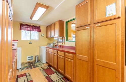 Polson House | Our Happy Place - Beautiful Family Friendly Estate! Sleeps 13
