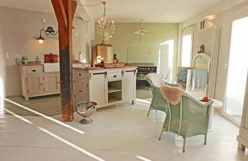 Kappeln Apartment | Our high-quality vacation apartment "Hafenheimat" welcomes you in a casual Scandinavian style with a direct view of the Schlei, the sailing harbor and the herring fence, as well as the apartment's own terrace, from where you can watch the hustle and bustl