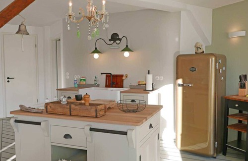Kappeln Apartment | Our high-quality vacation apartment "Hafenheimat" welcomes you in a casual Scandinavian style with a direct view of the Schlei, the sailing harbor and the herring fence, as well as the apartment's own terrace, from where you can watch the hustle and bustl