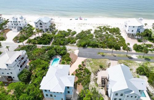Plantation House | Our Kind of Paradise Pool-Pet Friendly- Sleeps 12
