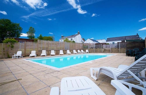 Grampound Resort | Our Kingfisher 34-4 persons with private hot tub-pet friendly-Tranquil holiday away from it all yet not far from St Austell- The Holiday Home has two bedrooms, living and dining area, equipped kitchen-Decking-outdoor furniture-Fishing lakes-Perfect