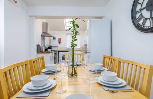 Southampton House | Our spacious 4-bedroom, 2 bathroom home is perfect for groups, families, and business travellers