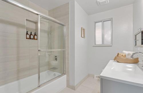 Highlands House | Our West Nest, Charming 3 BR-5 Bed - Backyard - Olde Town Arvada