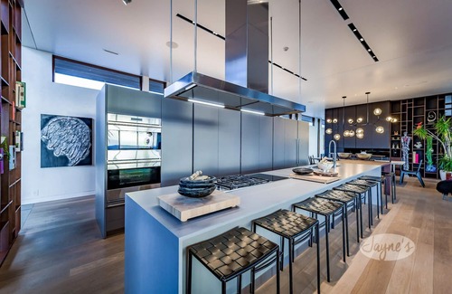 The Blue Mountains House | Out of this world LA inspired home near Thornbury with studio! 6bdrm 6bath!