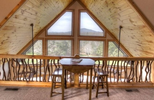 Clarkesville Cabin | Outback Lodge - Luxuriously Rustic and Secluded Cabin Rental with Gorgeous Fire