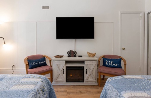 Flat Rock Condo | Outdoor Adventure Awaits- Lakeside Stay