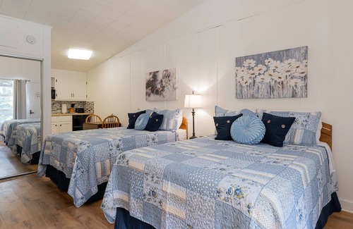 Flat Rock Condo | Outdoor Adventure Awaits- Lakeside Stay