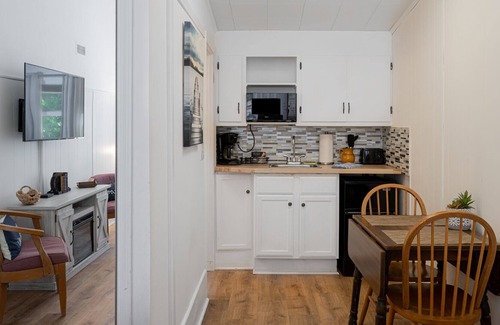 Flat Rock Condo | Outdoor Adventure Awaits- Lakeside Stay