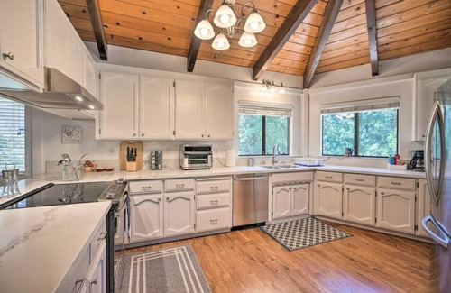 Apple Hill House | Outdoor Deck Air Hockey/Pool Table Fireplace Grill