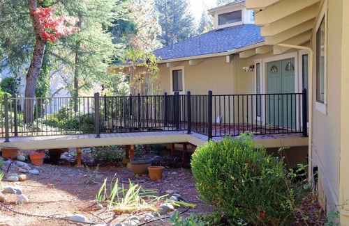 Apple Hill Apartment | Outdoor Deck - Pool Table - Fireplace - Grill