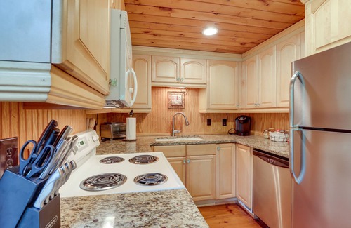 Mineral Bluff Cabin | Outdoor Dining & Fire Pit: Mineral Bluff Getaway!