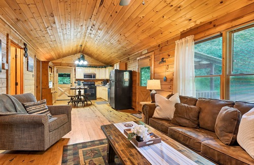 Townsend Cabin | OUTDOOR FIREPIT*Hot Tub*Wood Fireplace*Private gated Road*Community Pool*Sleep 6