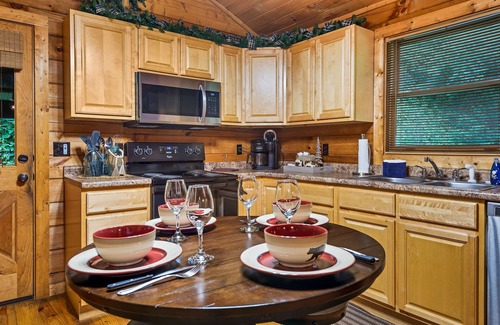 Townsend Cabin | OUTDOOR FIREPIT*Hot Tub*Wood Fireplace*Private gated Road*Community Pool*Sleep 6