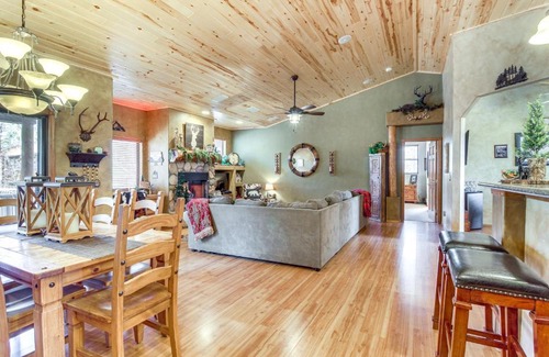 Torreon House | Outdoor Oasis Family-Friendly Cabin in Show Low!