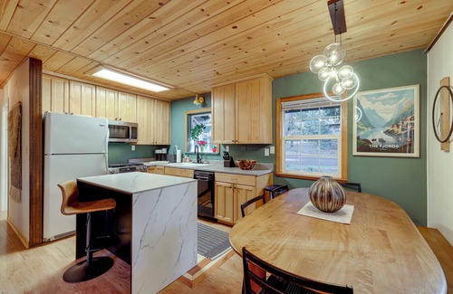 Nevada City Cottage | Outdoor Oasis: Modern Nordic Cottage By Lake!