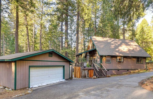 Nevada City Cottage | Outdoor Oasis: Modern Nordic Cottage By Lake!