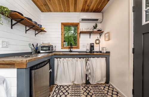 Roswell Cottage | Outdoor Soaking TUB, Lake-front TINY HOME