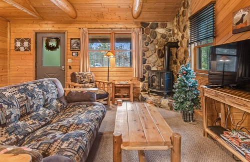 New Lisbon Cabin | Outdoorsy gem with WiFi, furnished porch, full kitchen & three ponds on-site