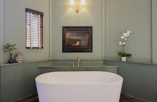 Whittier Hotel | Outland Chalet & Suites Great Smoky Mountains