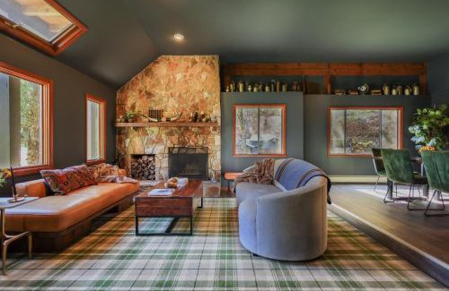 Whittier Hotel | Outland Chalet & Suites Great Smoky Mountains