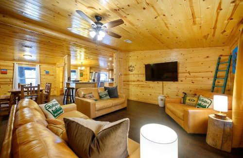 Broken Bow House | Outlaw Rose Cabin - Family Fun with Hot Tub